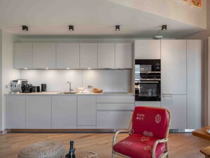 Kühlschrank, Ofen, Geschirrspüler, Wasserkocher mit Kaffee-/Teezubehör