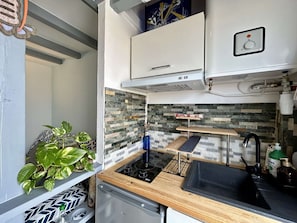 Mikroaaltouuni, liesi, kahvin-/teenkeitin