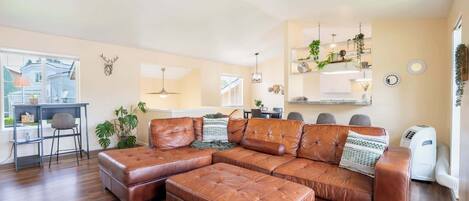 Televisie, een open haard en een kantoor