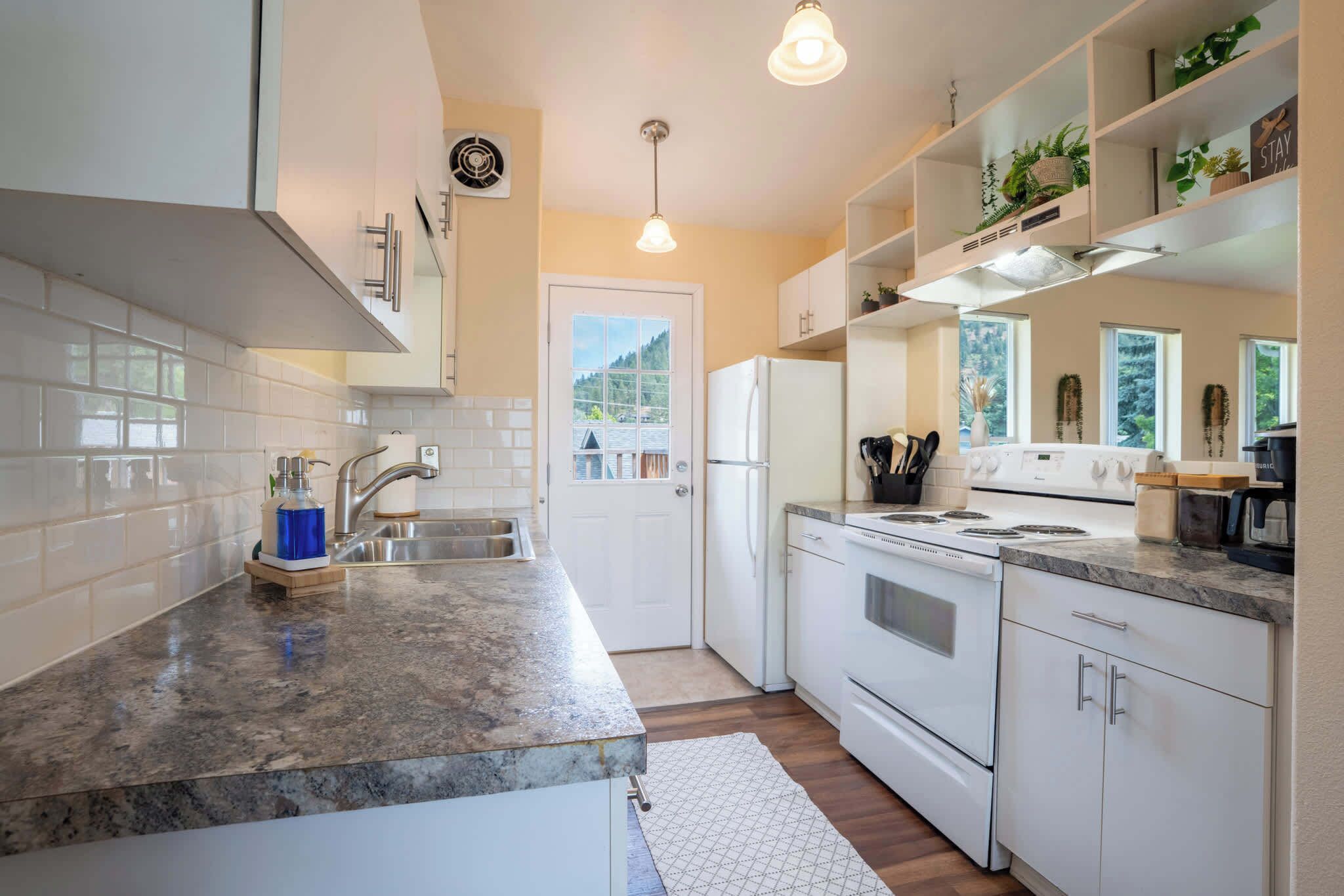 Fridge, oven, stovetop, dishwasher