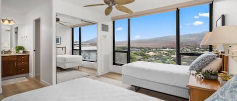 Tabla de planchar con plancha, wifi gratis y ropa de cama