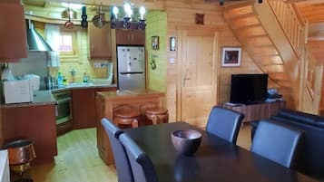 Frigorífico, microondas, horno y placa de cocina