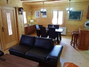 TV - Three charming log cabins in a gated property at the beautiful Troodos mountain (Spilia)