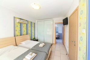 2 habitaciones, tabla de planchar con plancha, cuna de viaje y wifi
