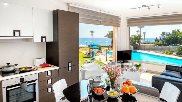 Una cocina moderna con vistas a una piscina y zona de estar exterior.