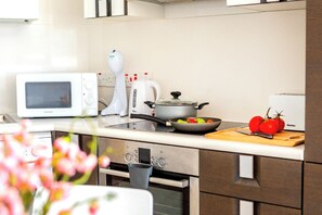 Réfrigérateur, micro-ondes, four, plaque de cuisson