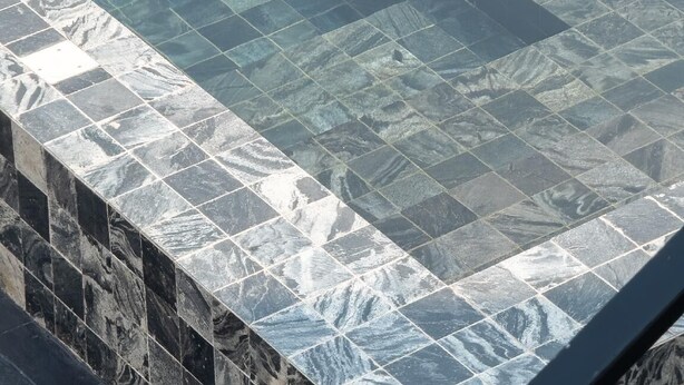 A swimming pool with clear water and a tiled edge. - Ti amo Kohlarn (Koh Lan)
