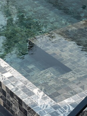 A swimming pool with clear water and a tiled edge. - Ti amo Kohlarn (Koh Lan)