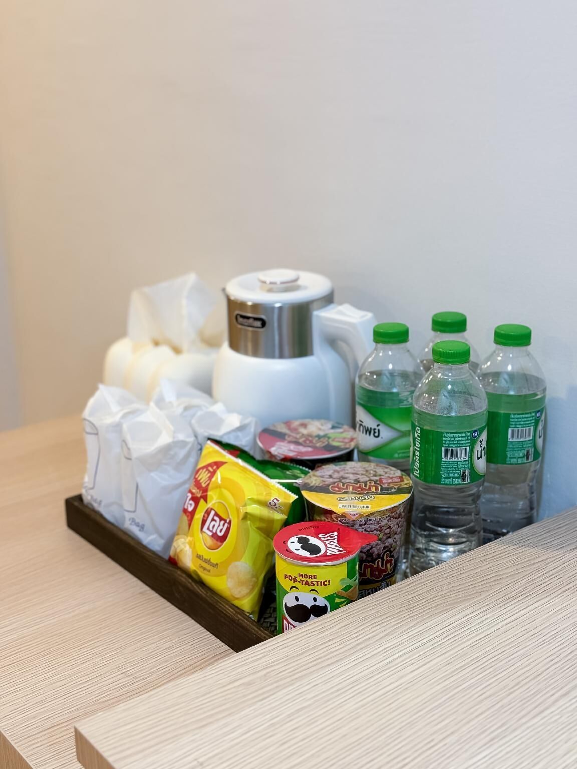 Ein Tablett mit Snacks, einem Wasserspender und abgefülltem Wasser.