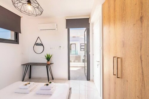 This amazing 2 bedroom villa is located at the peaceful Kapparis area