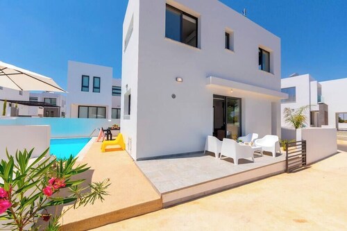 This amazing 2 bedroom villa is located at the peaceful Kapparis area