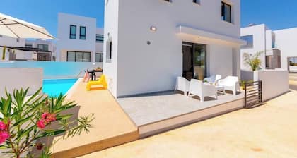 This amazing 2 bedroom villa is located at the peaceful Kapparis area