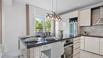 Loft Luxe, balcon, vue ville | Restauration dans la chambre