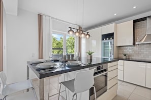 Luxury Loft, Balcony, City View | In-room dining