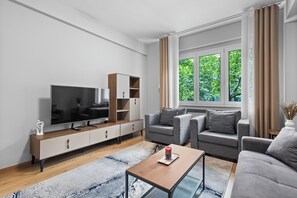 Apartamento superior, balcón | Zona de estar