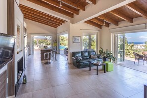 Una televisión, una chimenea