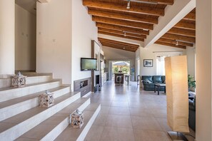 Una televisión, una chimenea