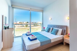 2 habitaciones, tabla de planchar con plancha, cuna de viaje y wifi 