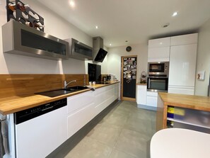 Micro-ondes, four, plaque de cuisson, lave-vaisselle