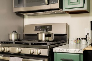 Frigorifero, microonde, forno, piano cottura