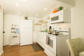 Een koelkast, een microgolfoven, een oven, een kookplaat