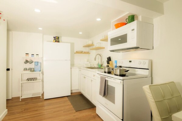 Frigorífico, microondas, horno y placa de cocina