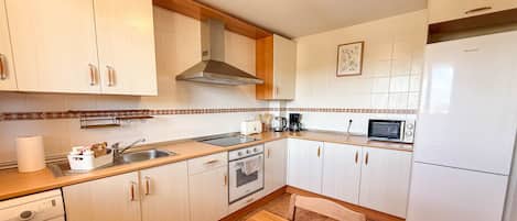 Kühlschrank, Mikrowelle, Ofen, Geschirrspüler