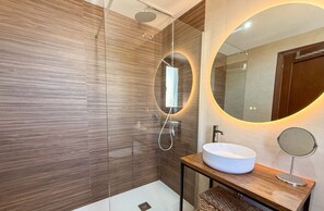 Douche, séchoir à cheveux, serviettes fournies