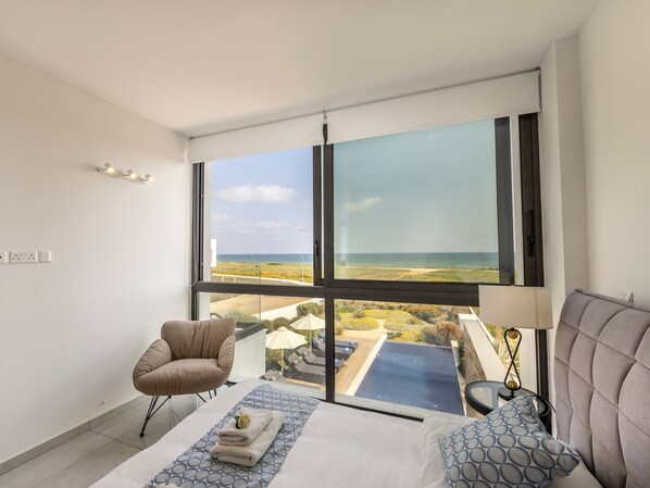 6 bedrooms, iron/ironing board, WiFi, bed sheets