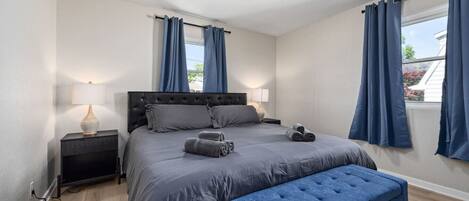 2 makuuhuonetta, työpöytä, silitysrauta/-lauta, ilmainen Wi-Fi