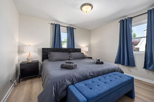 Blue Haven at Hines | Stylish 2BD Stay | Peoria Heights