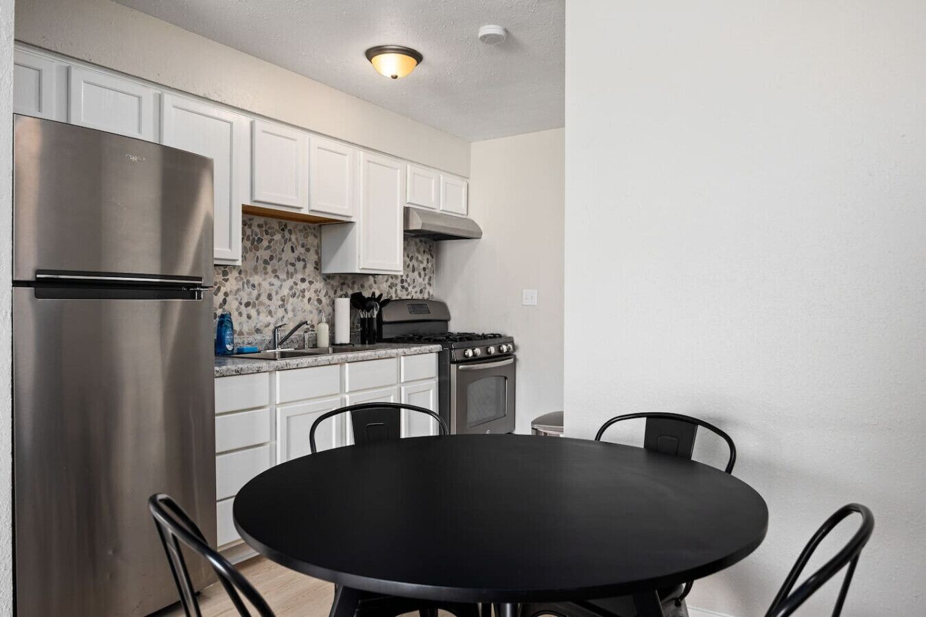 Jääkaappi, mikroaaltouuni, uuni, liesi