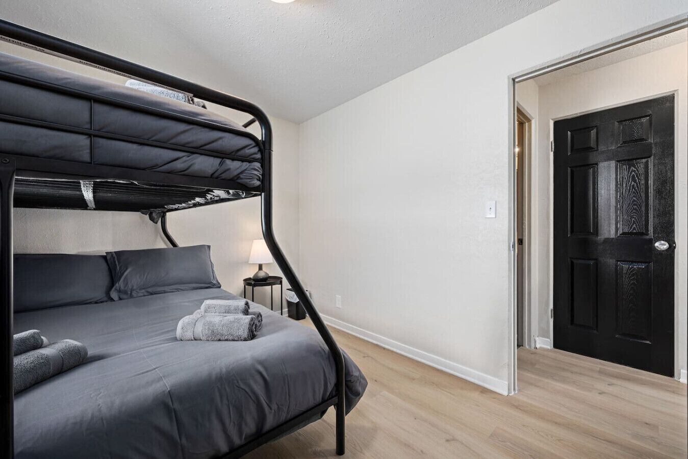 2 makuuhuonetta, työpöytä, silitysrauta/-lauta, ilmainen Wi-Fi