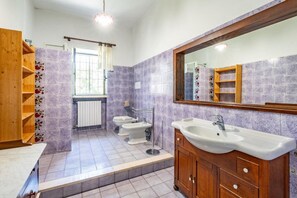 Douche, bidet, serviettes fournies, shampoing