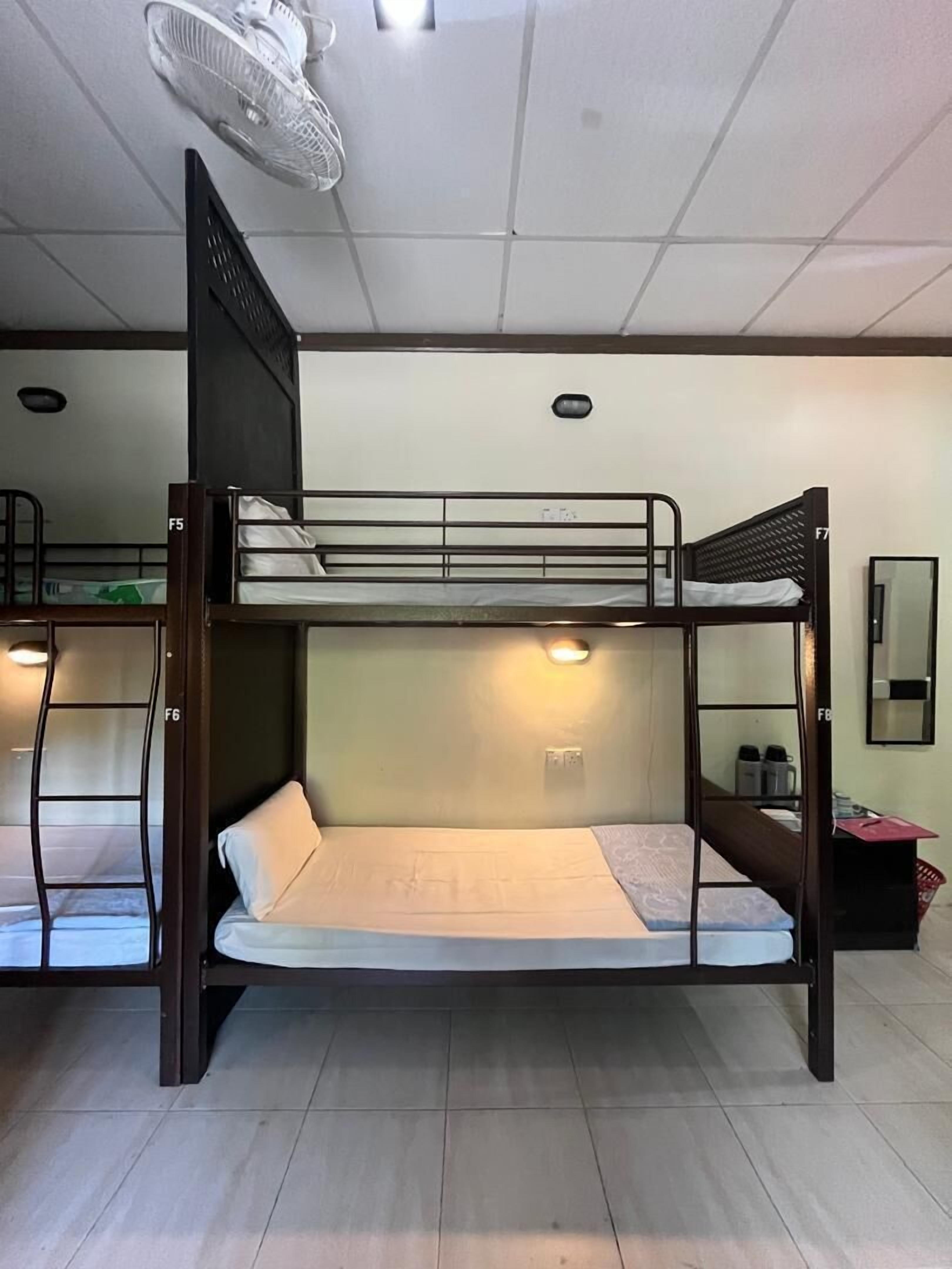 Dormitorio con literas, escritorio y espejo.