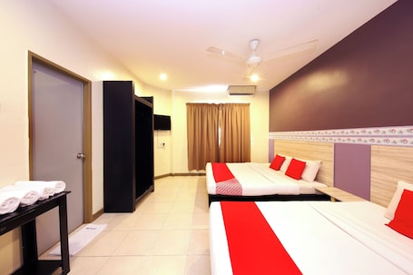 Escritorio, espacio para trabajar con laptop y wifi gratis