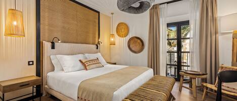 Suíte júnior | Cofres nos quartos, escrivaninha, espaço de trabalho para notebook