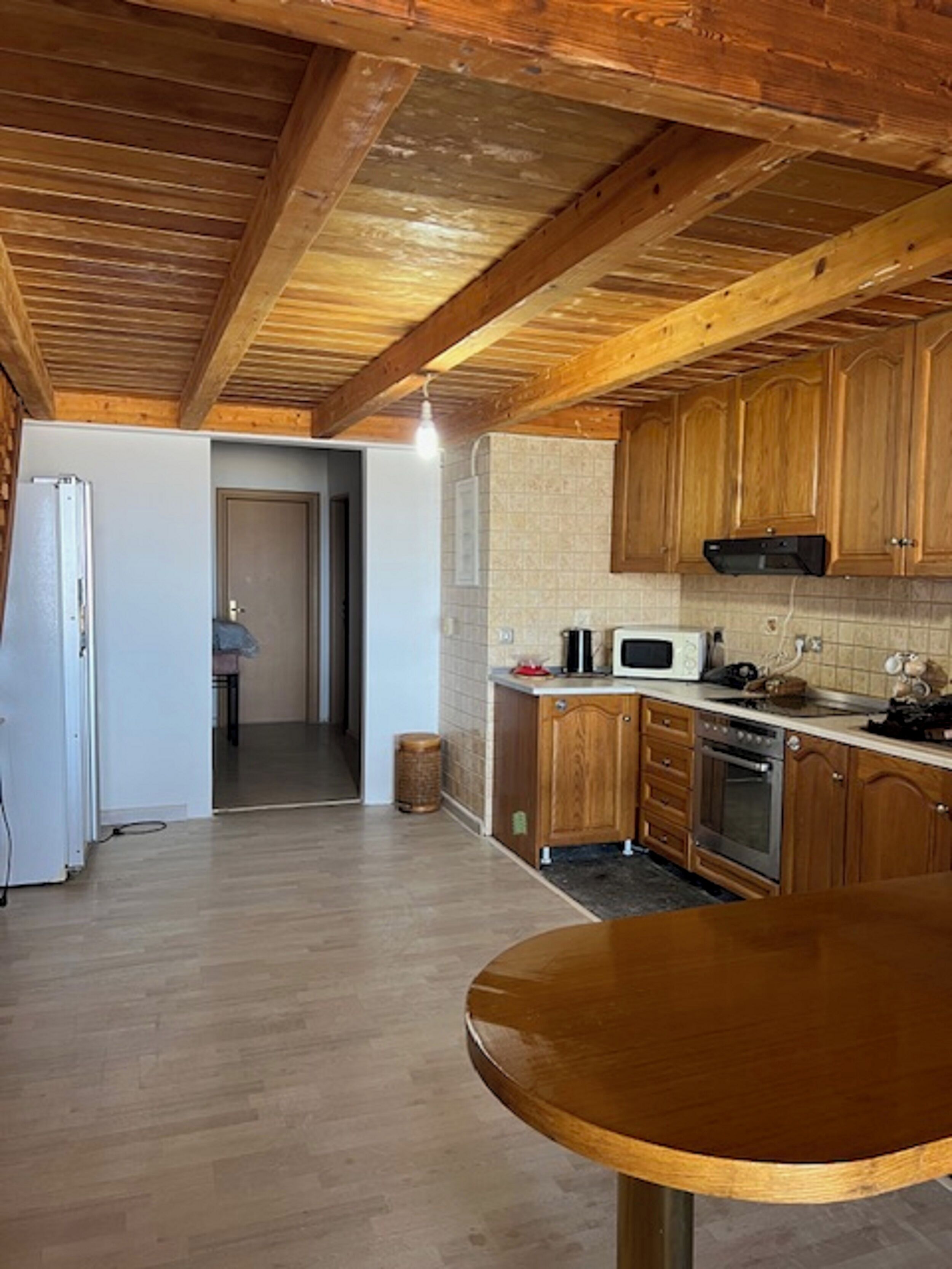 Frigorífico, microondas, horno y placa de cocina