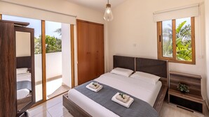 4 bedrooms, iron/ironing board, WiFi, bed sheets