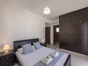 3 chambres, fer et planche à repasser, Wi-Fi, draps fournis