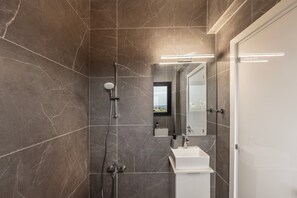 Dusche, Haartrockner, Handtücher