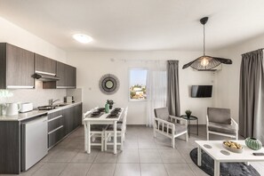 Geladeira, micro-ondas, cooktop, torradeira