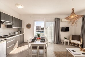 Refrigerador, microondas, placa de cocina, tostadora