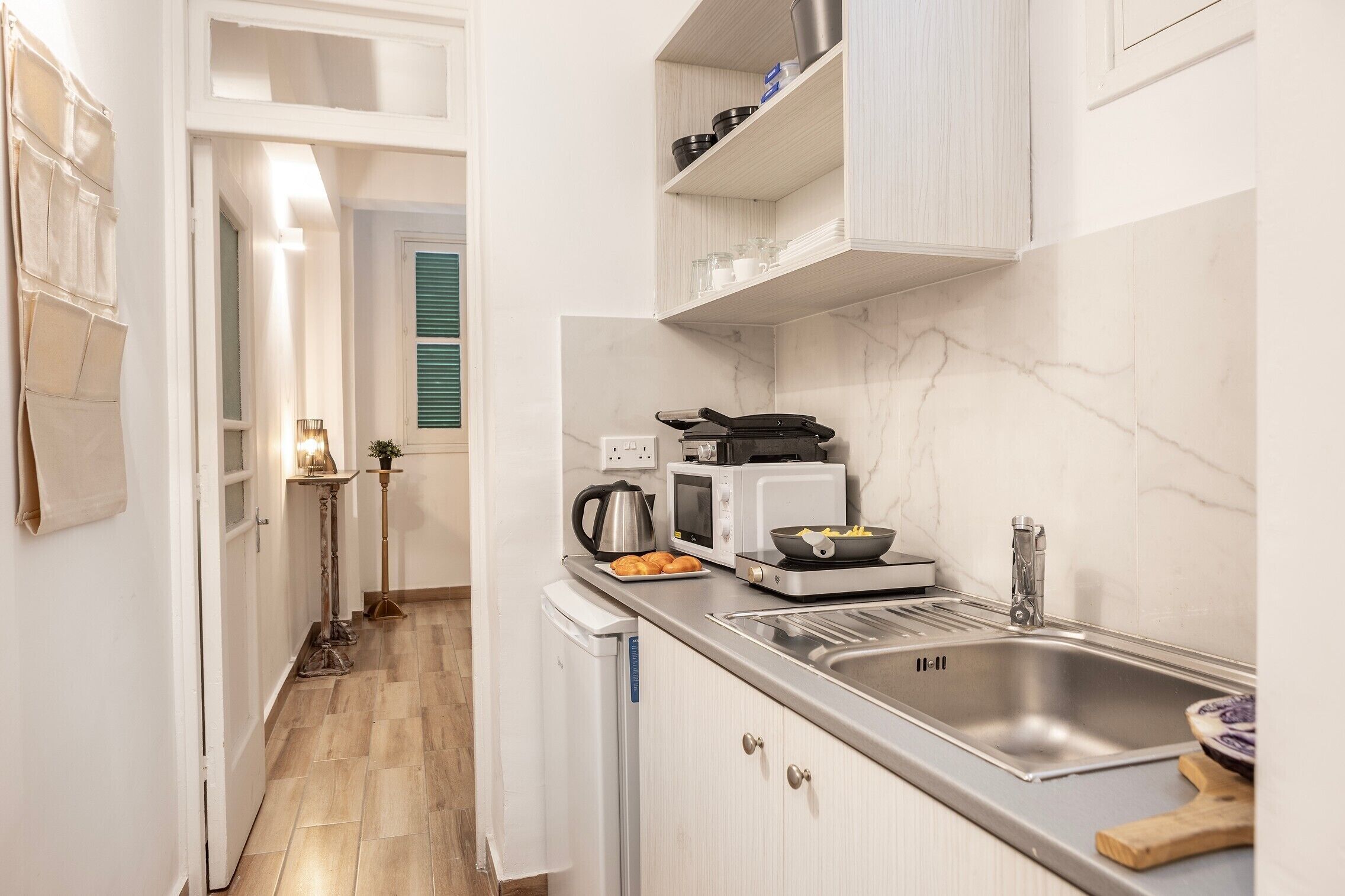 Kjøleskap, mikrobølgeovn, kokeplater og brødrister