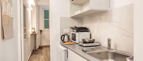 Kjøleskap, mikrobølgeovn, kokeplater og brødrister