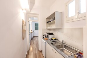 Réfrigérateur, micro-ondes, plaque de cuisson, grille-pain