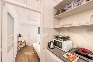 Réfrigérateur, micro-ondes, plaque de cuisson, grille-pain