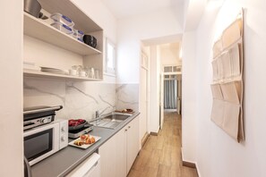 Réfrigérateur, micro-ondes, plaque de cuisson, grille-pain