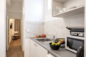 Réfrigérateur, four à micro-ondes, surface de cuisson, grille-pain