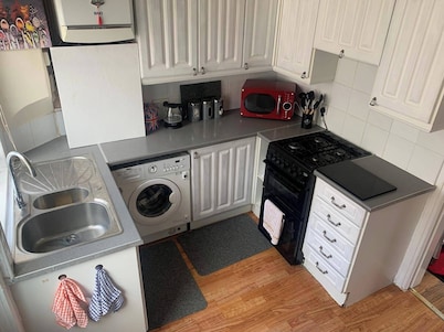 By the Sea, Sleeps 4-6, Private Patio, Nearbeach, Seasideretreat, Train to Liverpool or Chester is a hop Skip and a Jump Away